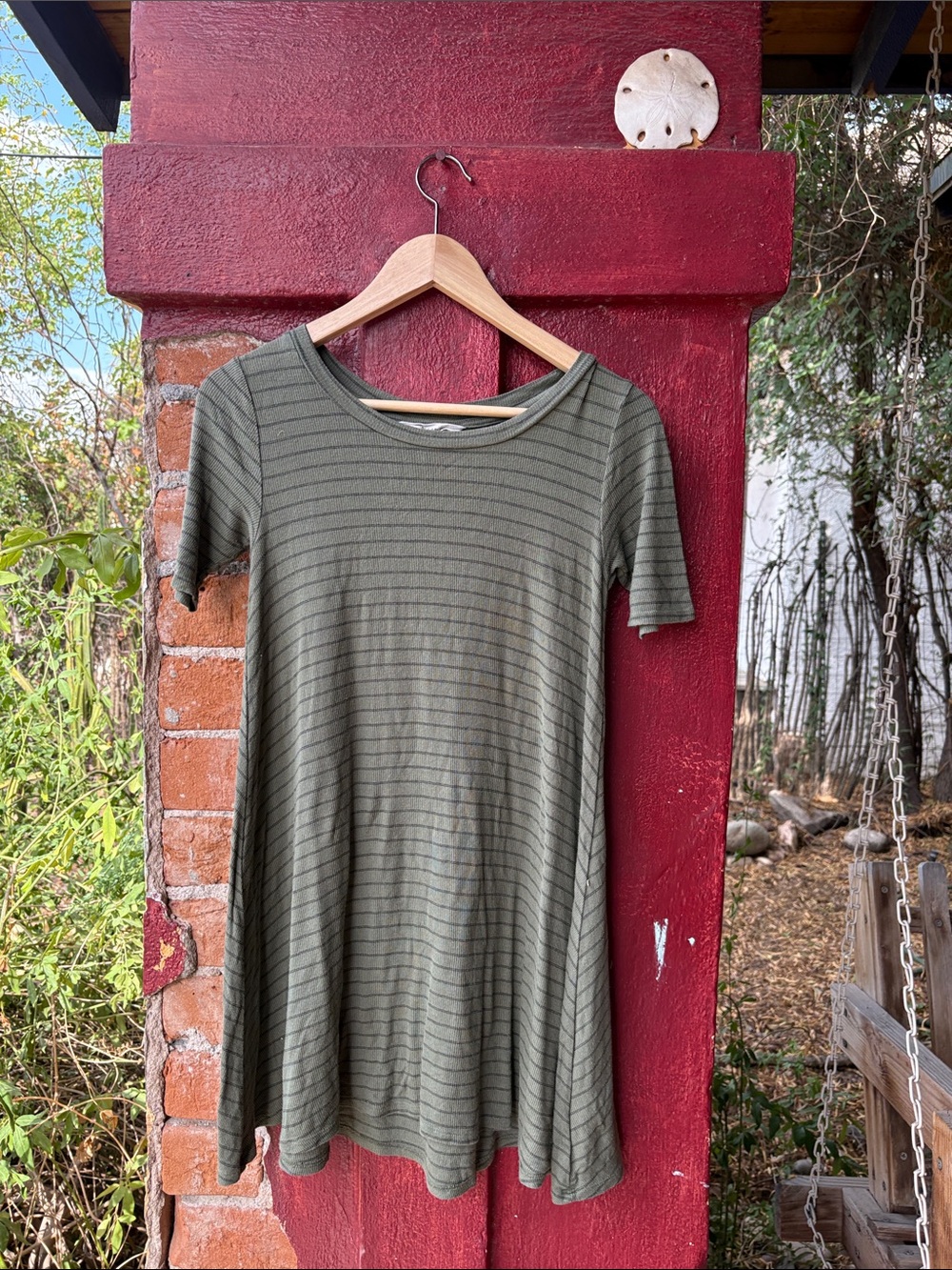 Beach girl!
Billabong Olive Green Ribbed